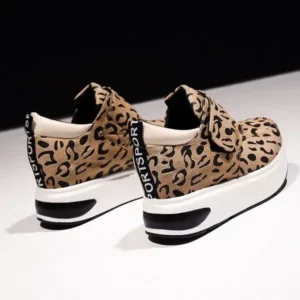 Sarastatic Women Fashion Wedge Leopard Leopard Sneakers